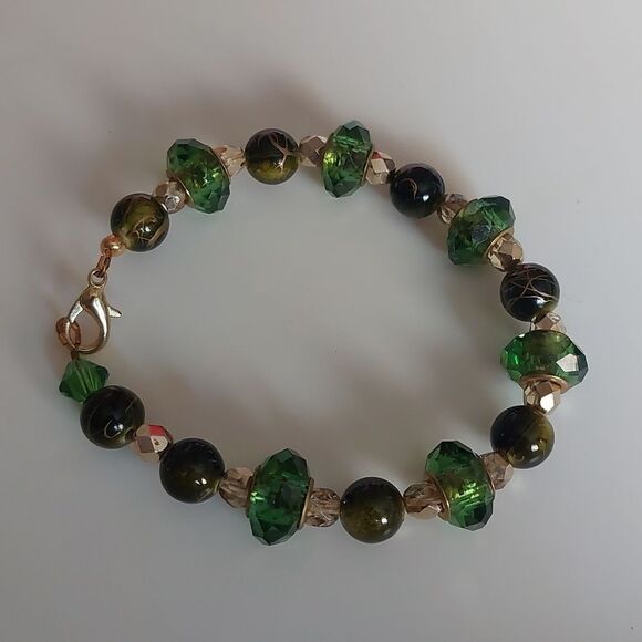 Sturdy Green Tones Bracelet Glass Plastic Gold Tone Metal - Picture 2 of 6